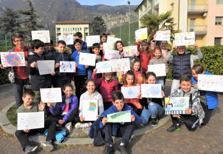 5^A elem collegio arcivescovile trento scuola 2019 pesce di pace .jpg