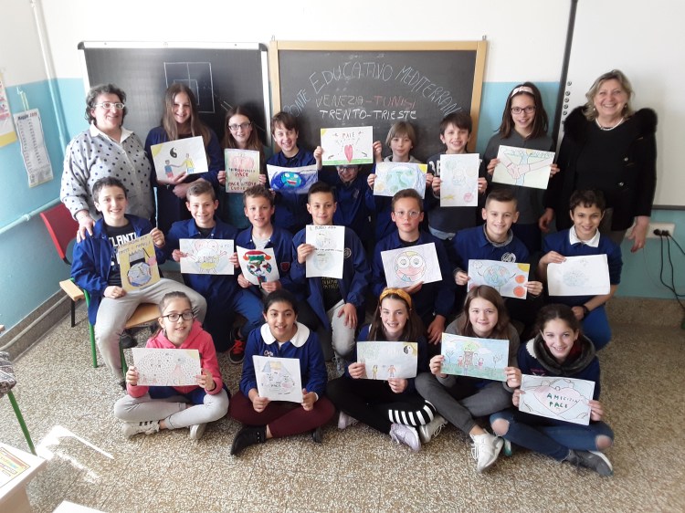 foto alunni classe quinta TESSERA Venezia Scuola Collodi Progetto Ponte Educativo Mediterraneo pesce di pace banner.jpg