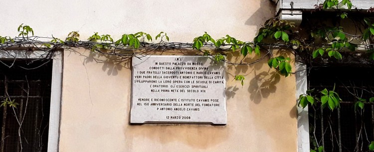 Istituto cavanis 2019 Venezia lapide ponte educativo mediterraneo pesce di pace.jpg