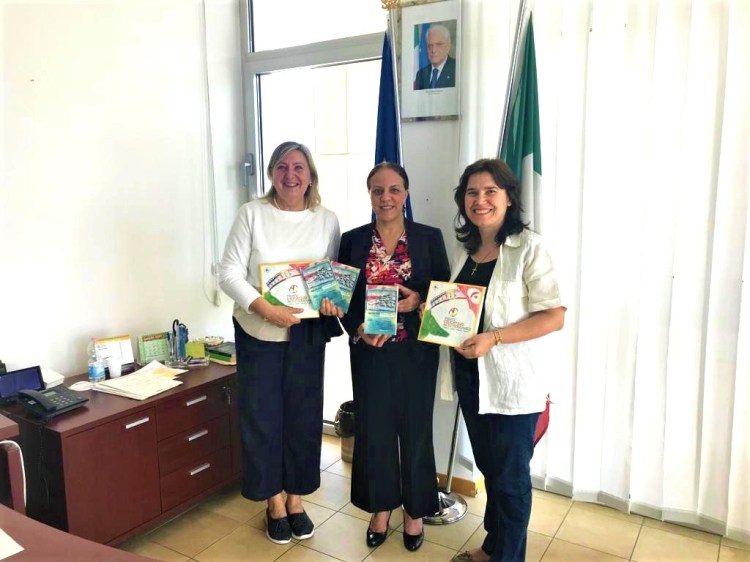 foto carcere a trento da sx Nadia De Lazzari, Amina Selmane, Anna Rita Nuzzaci venezia pesce di pace - mai più qui progetto aziz.jpeg