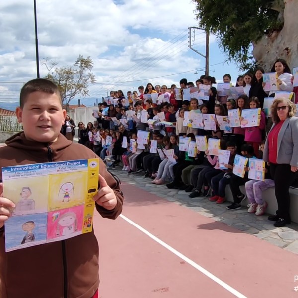 🇬🇷 Petalidi, bambini, dirigente scolastica e insegnanti per il progetto&nbsp;#seaskypeace