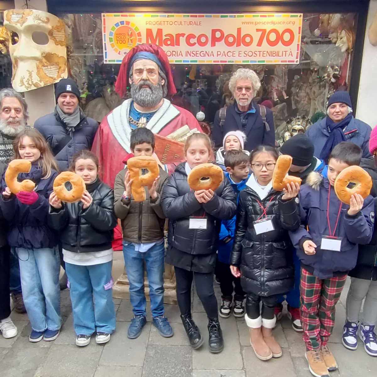 Inaugurata a Venezia la grande scultura di Marco Polo con 150 bambini e la scritta di&nbsp;pane