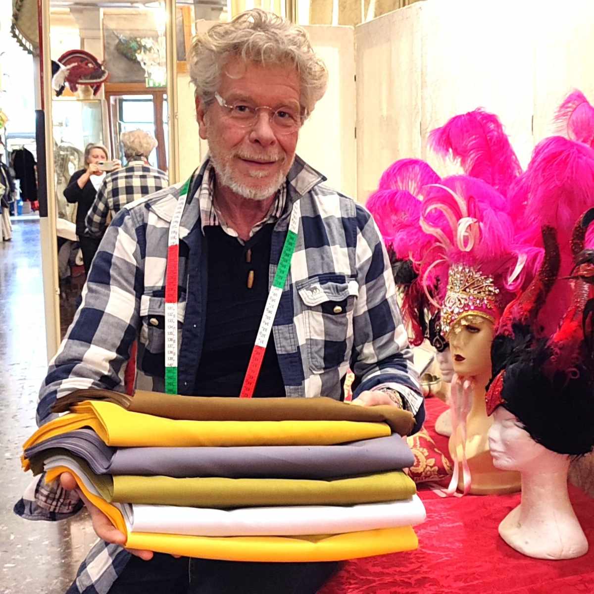 Marco Polo – Lo stilista Stefano Nicolao consegna i cappucci dei&nbsp;bambini