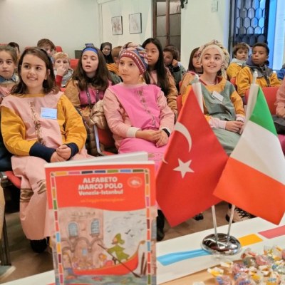 2.000 bambini creano il libro Alfabeto Marco Polo Venezia Istanbul con il podcast&nbsp;bilingue